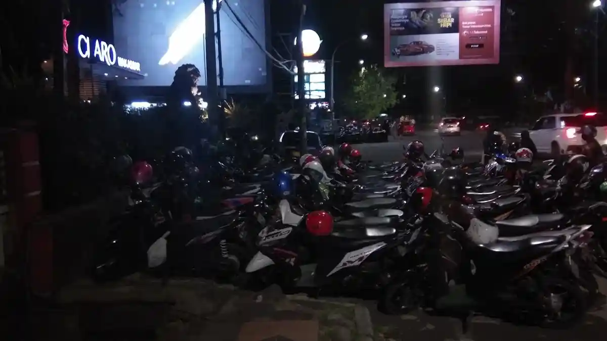 Warga Keluhkan Parkiran Sekitar Pertigaan Pettarani - A Djemma