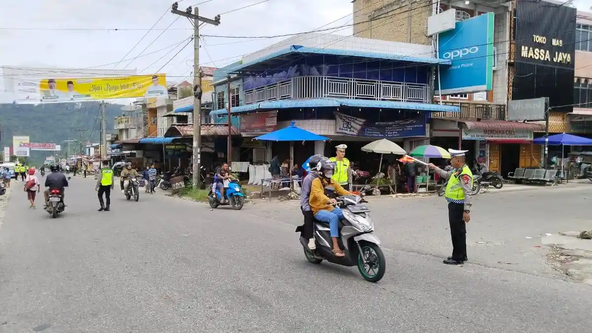 Kesigapan Tim Urai Sat Lantas Polres Dairi Berikan Kenyamanan Saat Arus Balik Mudik Lebaran