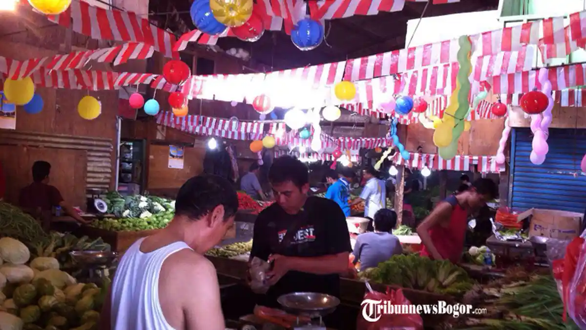 Rayakan Hari Kemerdekaan RI, Pedagang Pasar Warung Jambu Bikin Kejutan Buat Pembeli