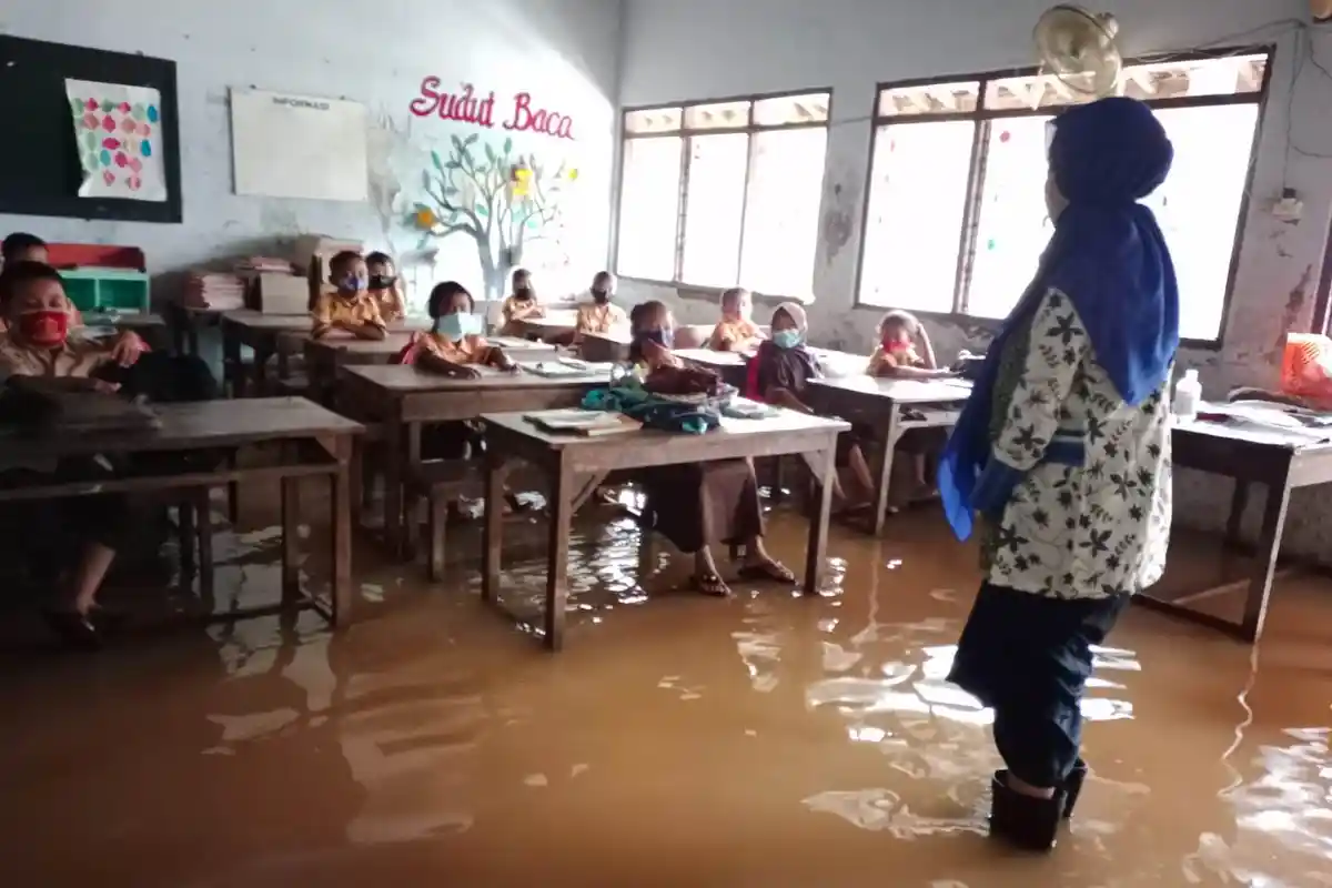 Kisah Siswa dan Guru SDN 3 Bandengan Kendal, Tetap Belajar-Mengajar Meski Kelas Direndam Rob