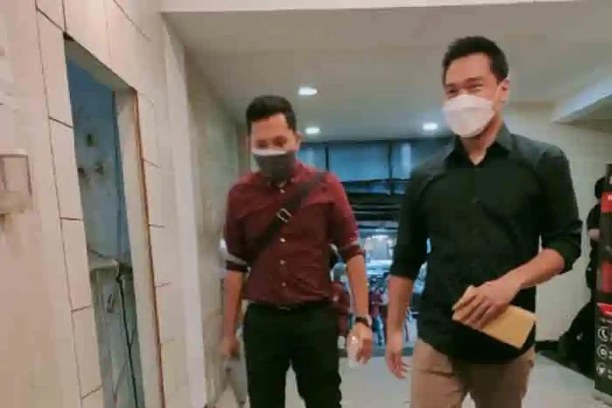 Tak Seperti Gisel, Nobu Terlihat Datangi Polda Metro Jaya, Wajib Lapor Dulu Ya