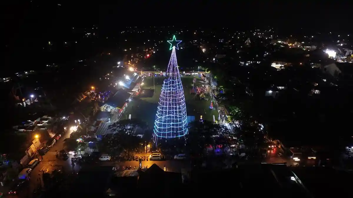 FOTO: Menara Bambu Replika Pohon Natal Tertinggi di Dunia Hadir di Toraja Utara, Catat Rekor MURI - sca5_20171228_001336.jpg