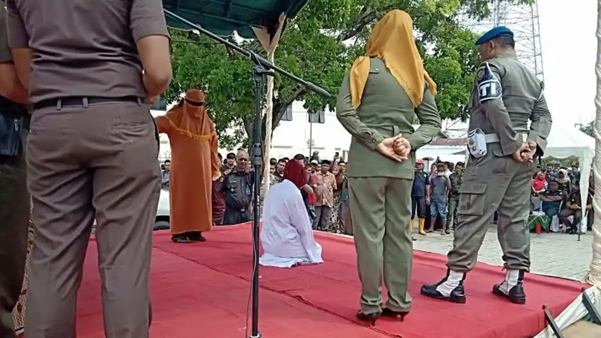 1 Wanita di Aceh Timur Berzina dengan 2 Pacar dalam Waktu Berbeda, Dicambuk Bersamaan 100-105 Kali