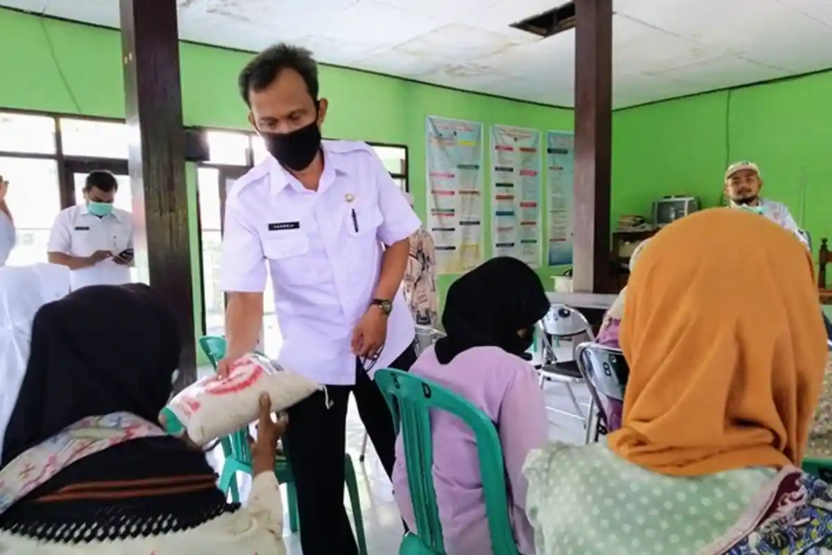 Jurnalis Kendal Sumbangkan Sembako kepada Warga Terdampak Virus Corona