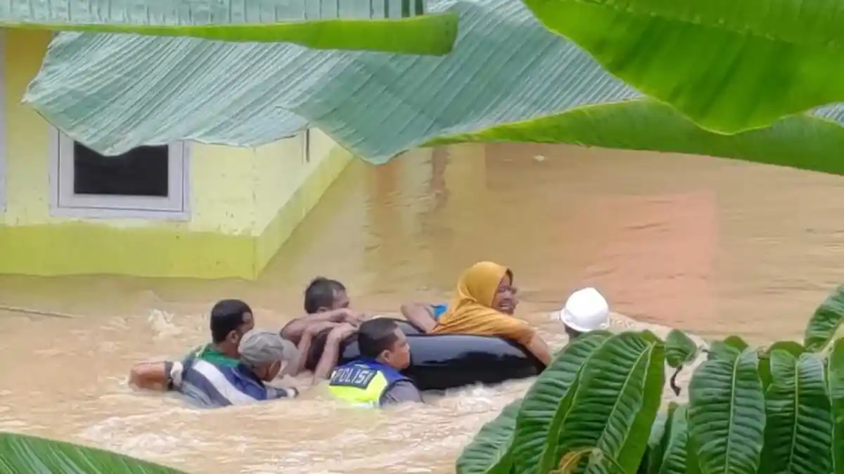 Aksi Heroik Bripka Donni Selamatkan Nenek yang Terancam Tenggelam Karena Bencana Banjir di Wonosari