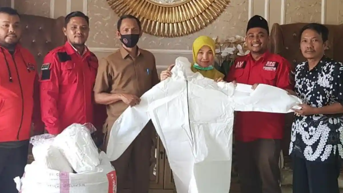 PDI Perjuangan Aceh Selatan Serahkan Bantuan APD dan Masker