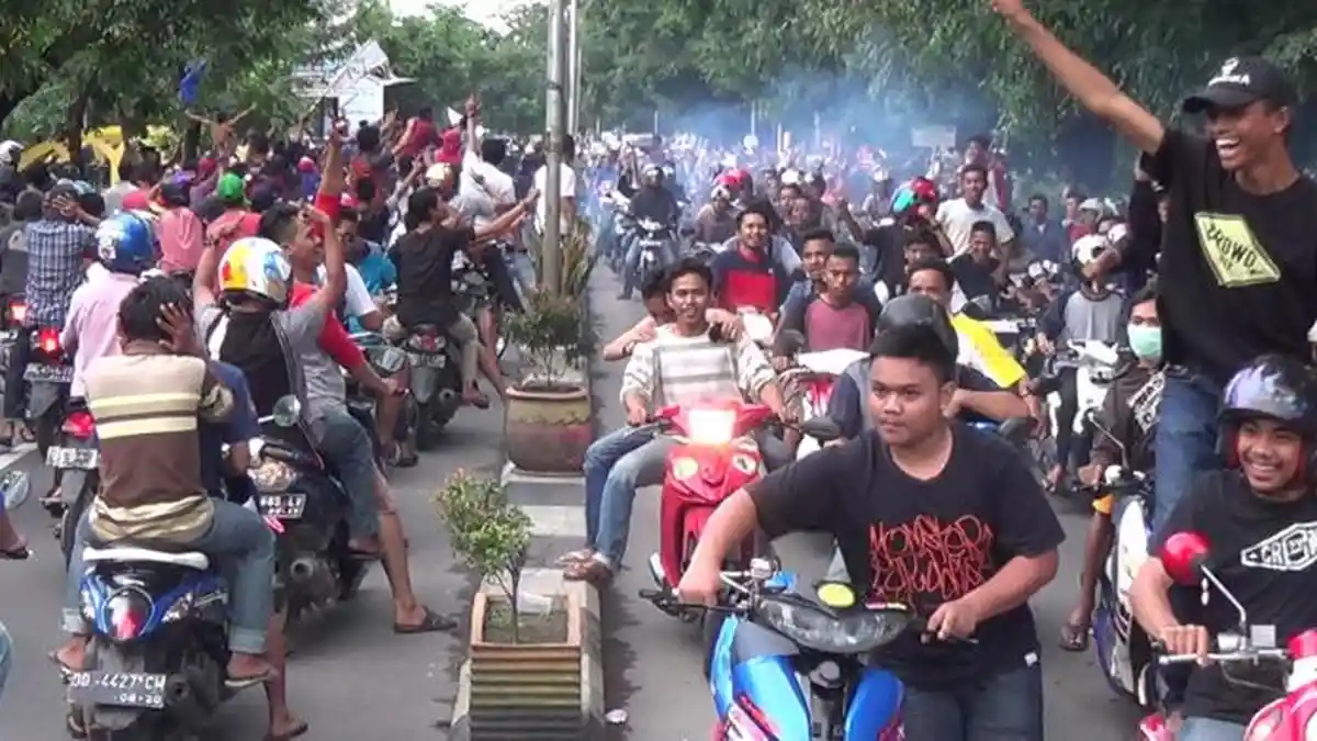 Dua Pendukung Paslon Saling Ejek Saat Konvoi Klaim Kemenangan