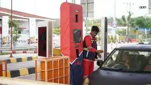 Petugas-dari-Hutama-Karya-melayani-pengguna-Tol-Palembang-Indralaya.jpg