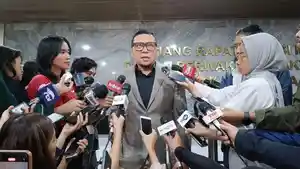 Ketua-Komisi-II-DPR-RI-Ahmad-Doli-Kurnia-menjelang-rapat-dengar-pendapat-dengan-KPU-RI.jpg