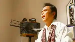 John-Seme-membawakan-lagu-Yesus-Malole.jpg