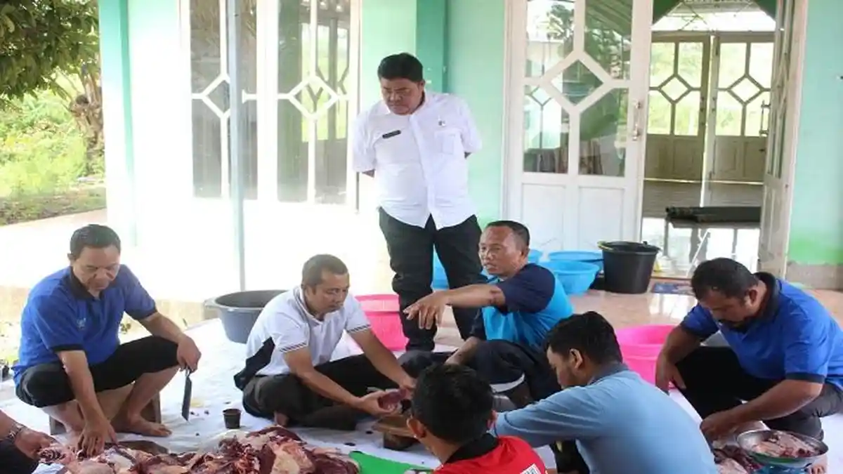 Dinkes Sambas Sembelih Kurban Perdana, Potong Dua Ekor Sapi untuk Dhuafa