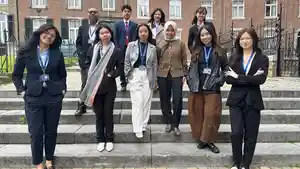 Delegasi-Djarum-Foundation-berpose-di-tangga-di-Fakultas-Hukum-Universitas-Maastricht-Belanda.jpg