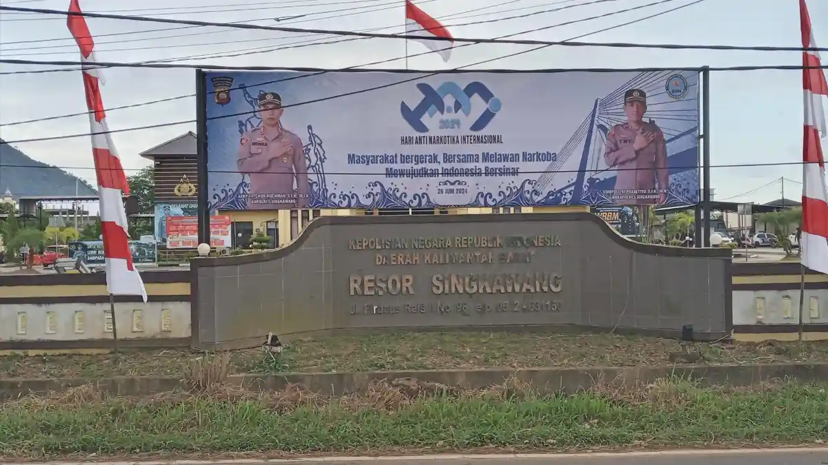 Polres Singkawang Pasang Spanduk Peringati Hari Anti Narkotika Internasional 2024