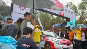 Wagub-Sumut-melepas-para-pembalap-tanda-dimulainya-gelaran-KFC-Danau-Toba-Rally-2023.jpg