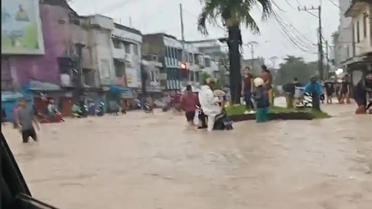 Simpang Kampung Lalang Terendam Banjir, Sejumlah Kendaraan Pilih Putar Balik