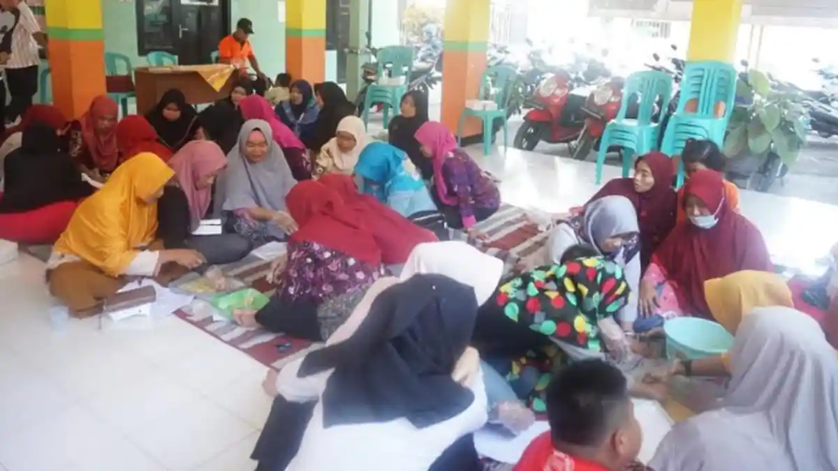 Ibu-ibu di Sidoarjo Senang Bisa Belajar Membuat Kue Kering
