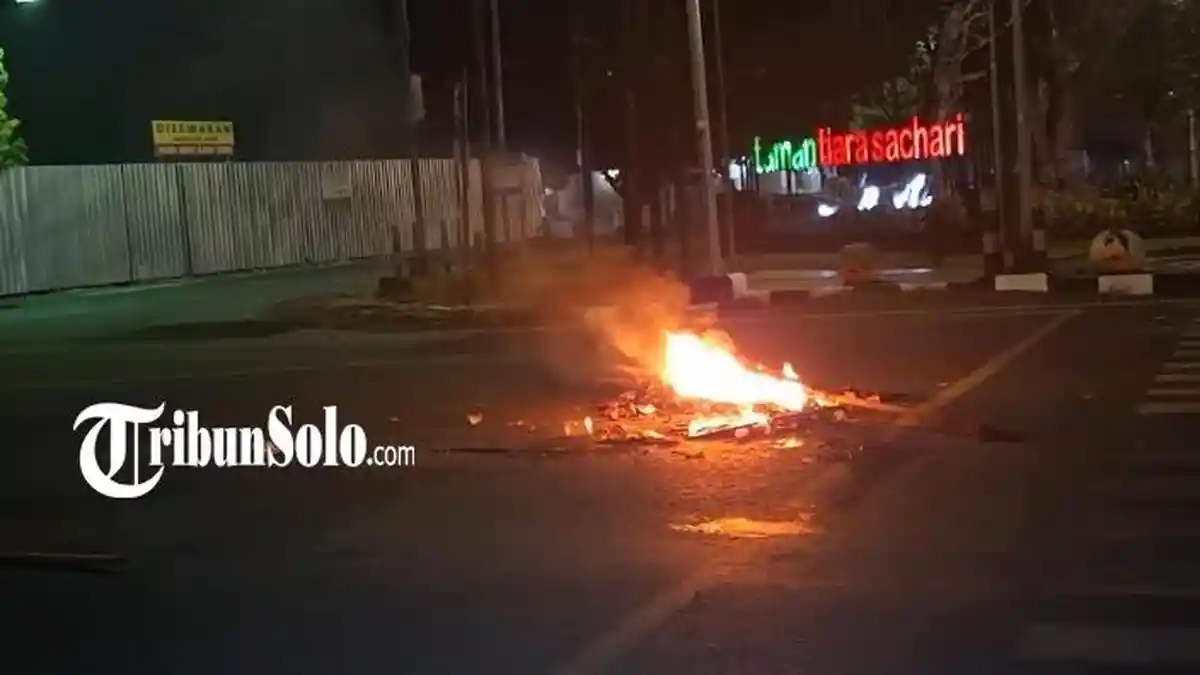 Suasana Mencekam Jalan Raya Sukowati Sragen Minggu Dini Hari: Api di Tengah Jalan, Ada Suara Ledakan