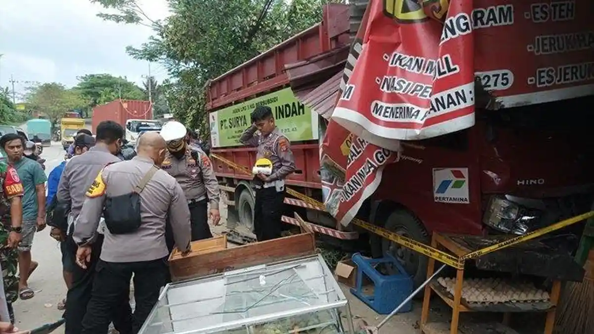 Truk Agen Elpiji Tabrak Warung dan 2 Pengendara di Samarinda, Kakak Beradik Terkapar Tengah Jalan