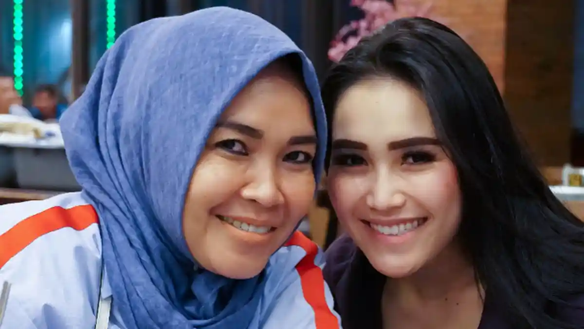 Umi Kalsum Blak-blakan Sebut Ayu Ting Ting Dekat dengan Bule Ganteng: Kalau Ada Waktu Dia Nongol