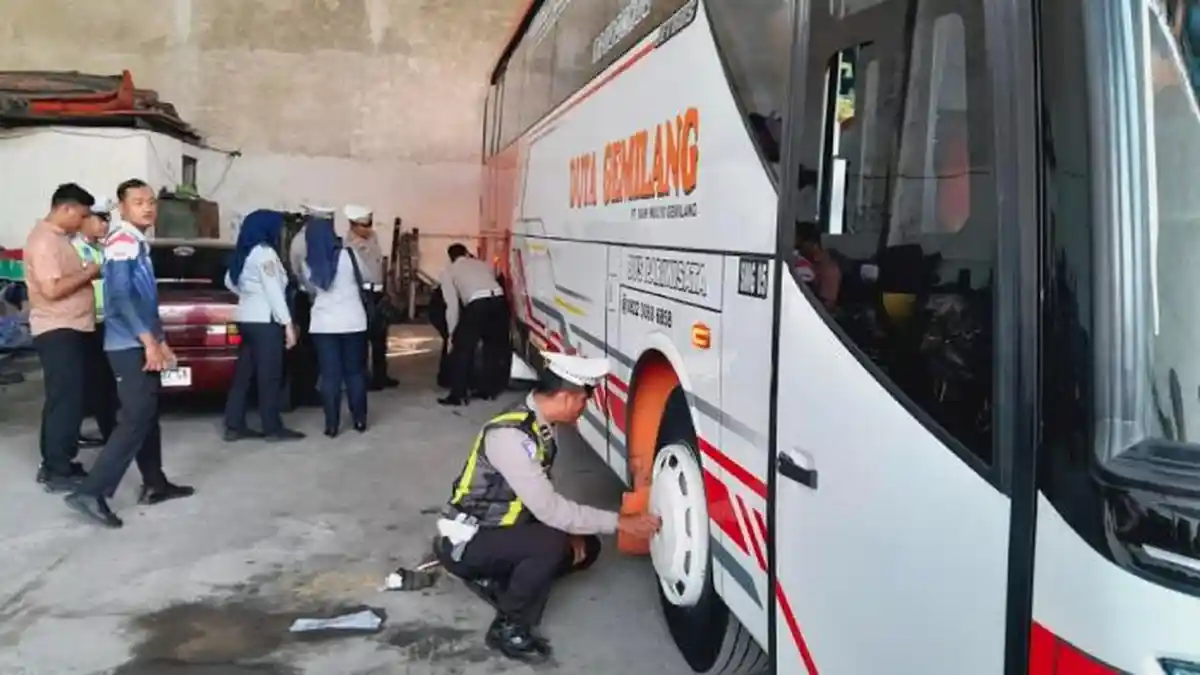 Antisipasi Libur Sekolah, Polres Nganjuk dan Dishub Lakukan Ramp Check Armada Bus