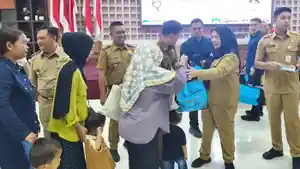 Eva-Dwiana-Bagikan-Langsung-Bantuan-Telur-Gratis.jpg