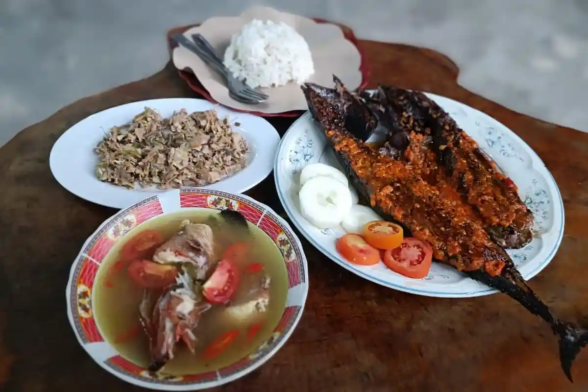 Menikmati Kuliner Seafood di Cafe Tanjung Kolisia, Pantai Utara Flores NTT