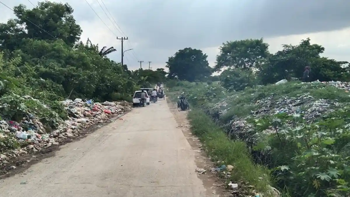 Lurah Kedai Durian Tangkap Basah Warga Buang Sampah di Tempat Terlarang