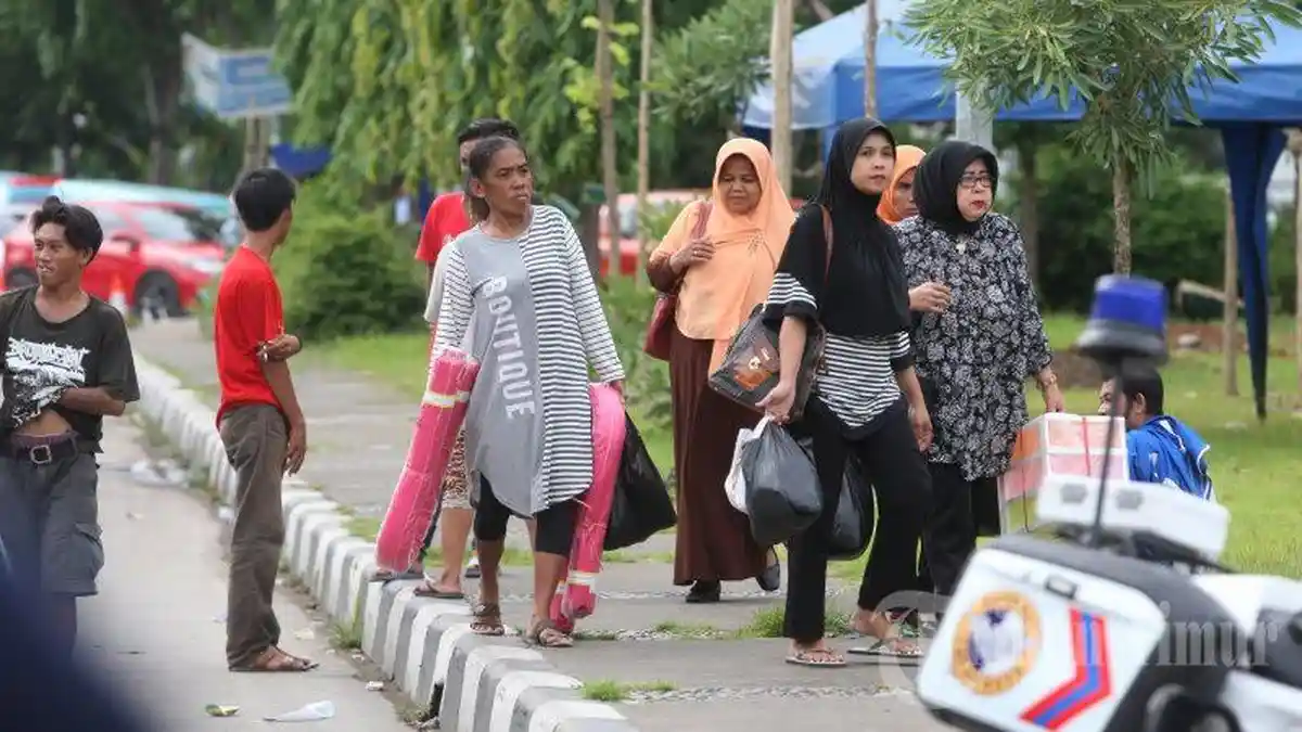 FOTO: Demonstrasi Akibatkan Macet, Warga Turun dari Petepete Pilih Jalan Kaki - jalan-kaki_20161210_000728.jpg