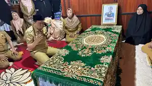 Suardi-Saleh-bersama-Wakilnya-Aska-Mappe-melayat-di-tempat-persemayamannya-di-Dusun-Ulo-23.jpg