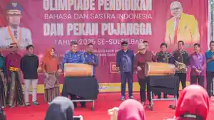 20250717-Rektor-UNM-Prof-Karta-Jayadi-memukul-gong.jpg