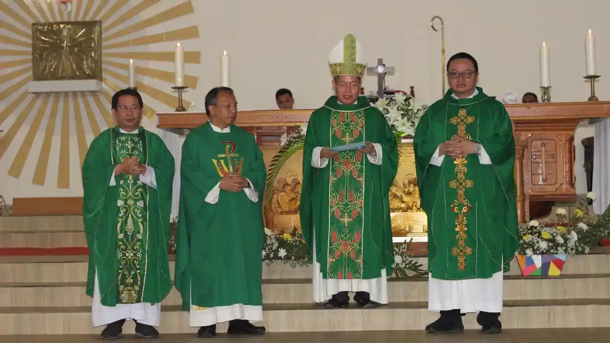 Uskup Mgr Rolly Untu MSC Resmikan Paroki Trinitas Mahakudus Paslaten ...
