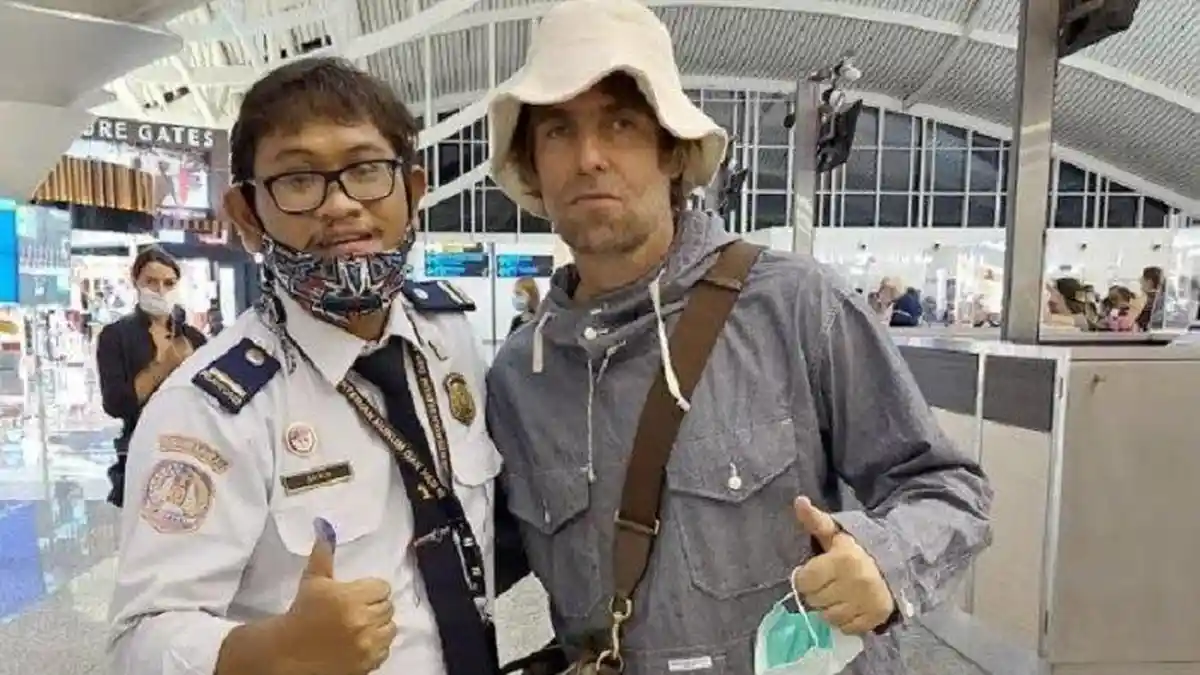 Eks Vokalis Oasis Liam Gallagher Liburan di Bali, Petugas Bandara Foto Bareng Idola