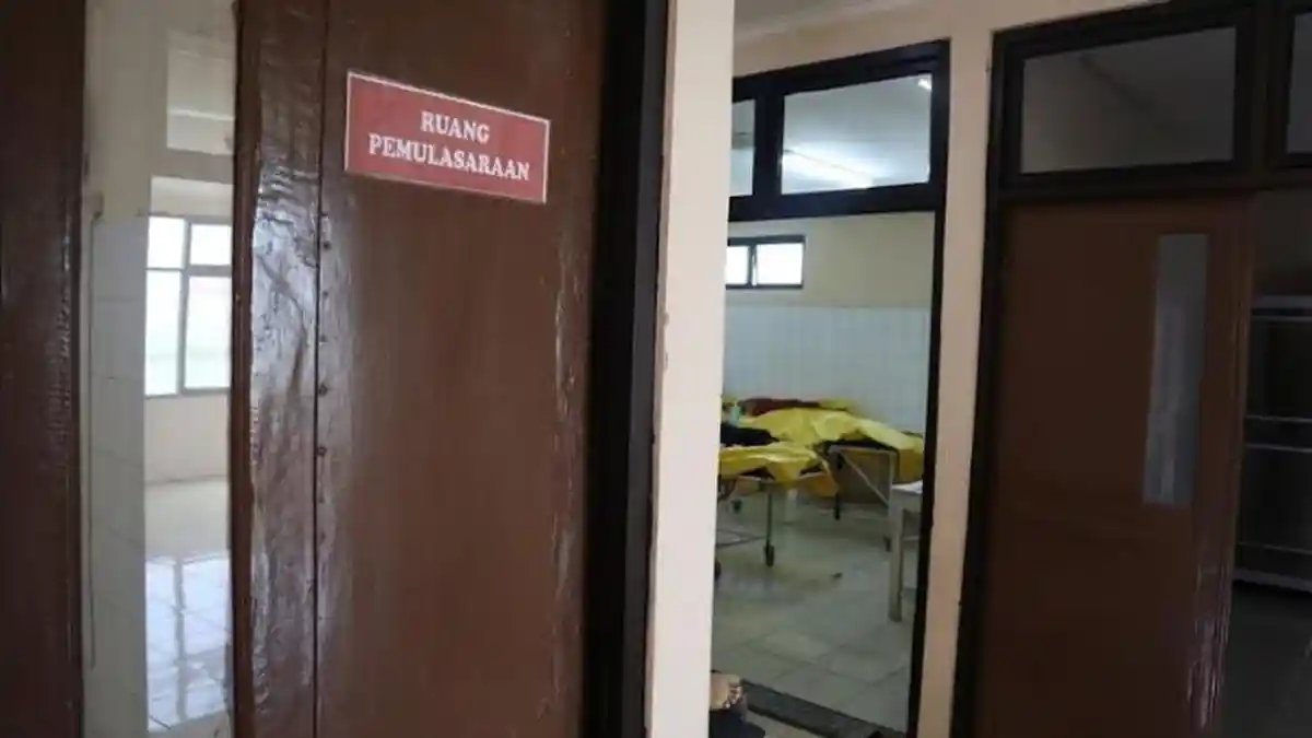 Tak Sadar Berada di Kamar Mayat saat Berteduh, Pria Ini Santai Tidur di Dipan Tempat Jenazah