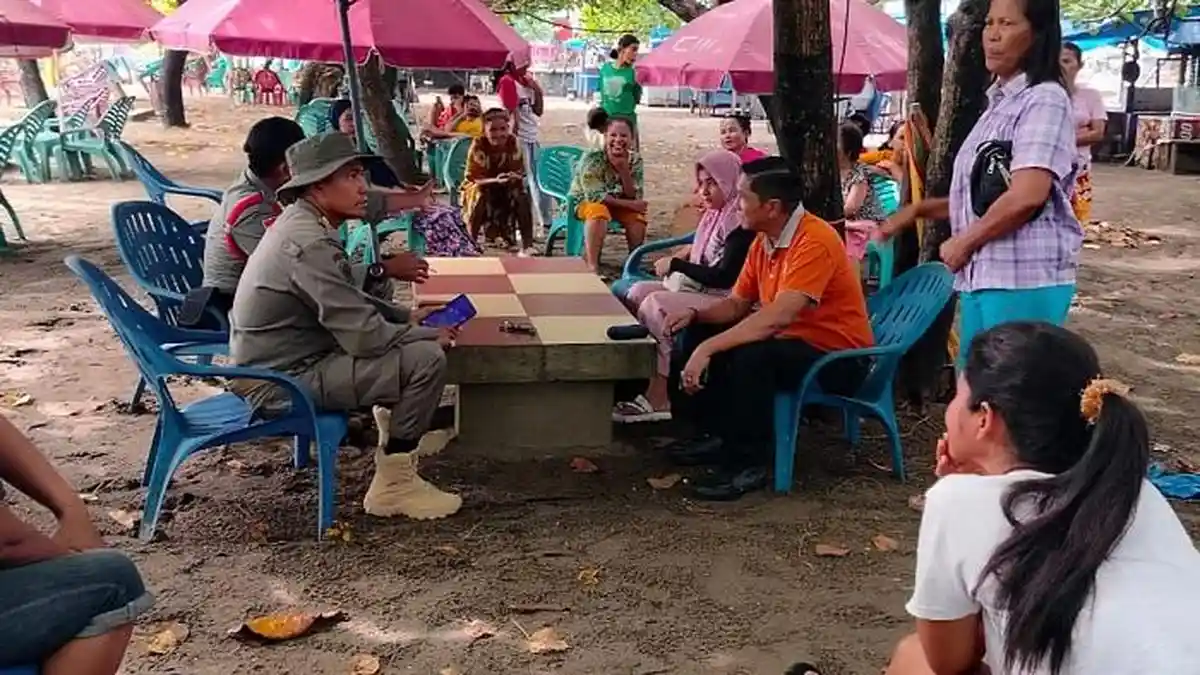 Antisipasi Tenda Ceper Muncul Lagi di Pantai Padang, Pedagang Diminta Bongkar Payung Saat Malam Hari