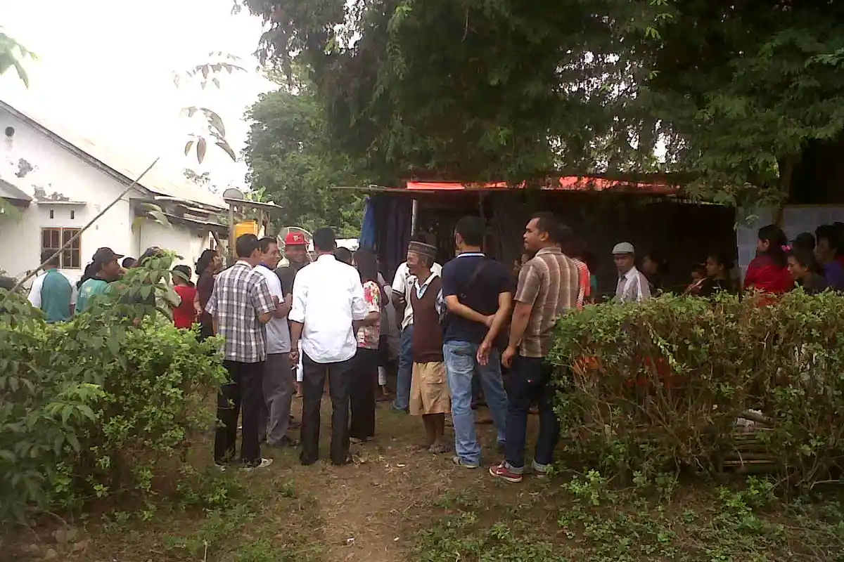 Calon Bupati Agas Andreas Berjalan Kaki Menuju ke TPS