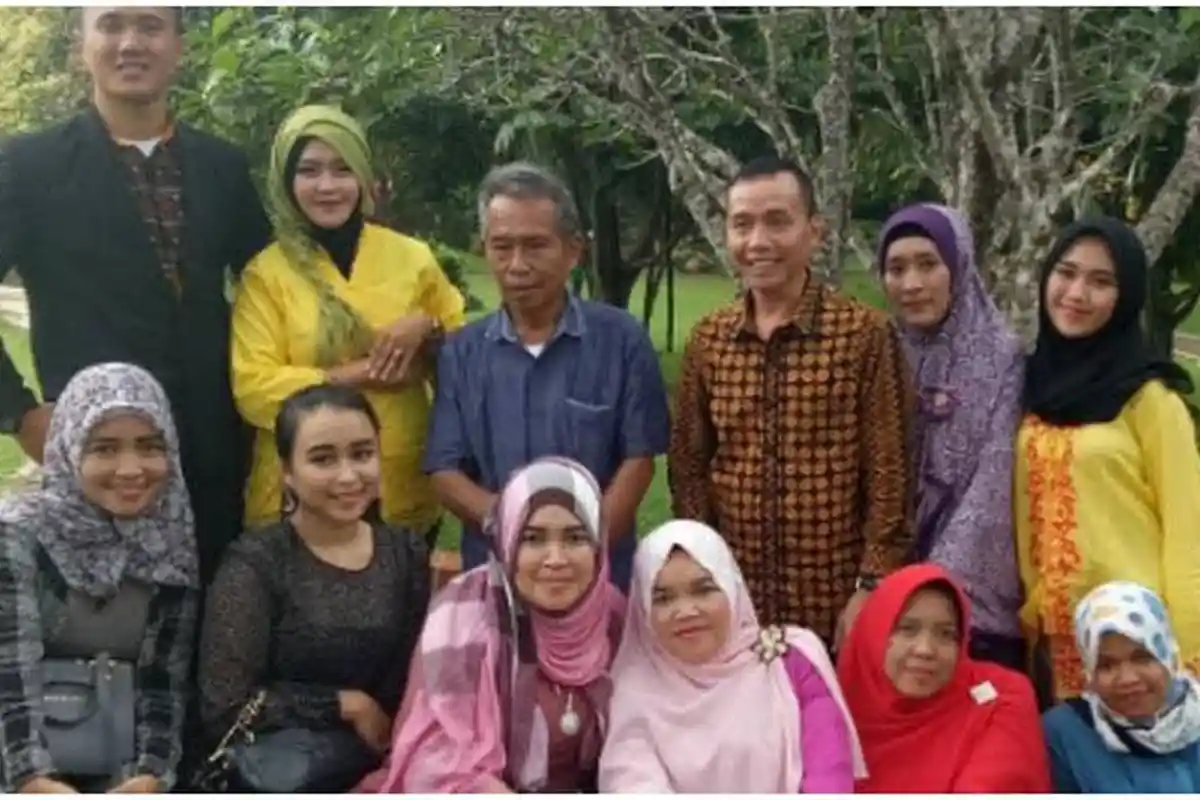 Ada yang Janggal Dengan Foto Keluarga Ayu Ting Ting, Netizen Fokus Perhatikan Syifa