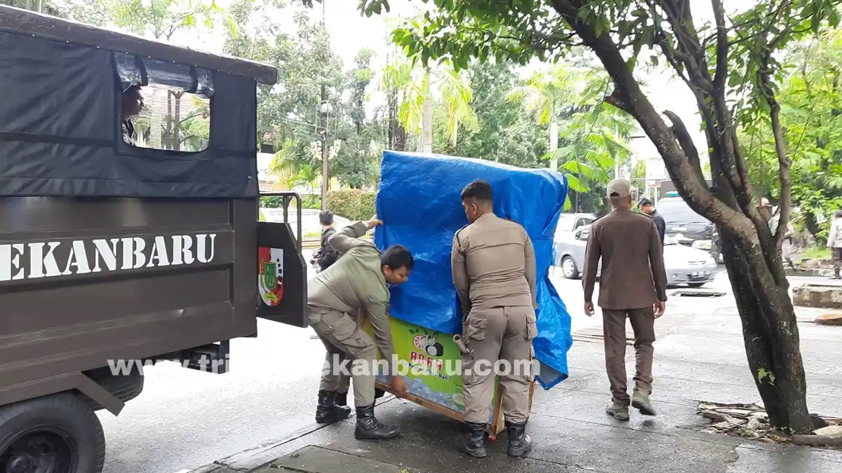 FOTO: Satpol PP Pekanbaru Tertibkan Lapak Pedagang di Jalan Patimura ...