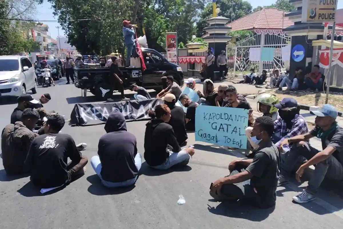 Pakaian Hitam dan Bawa Keranda, Elemen Mahasiswa Kupang Makassar Demo Polda NTT 