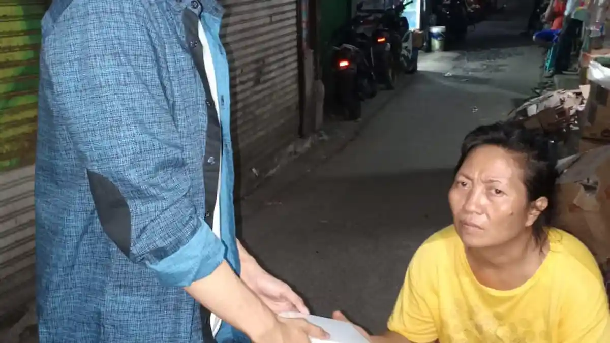 Divo Priyono Bagi-Bagi Paket Berbuka Nasi Kotak