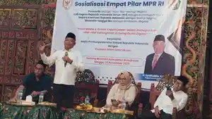 Anggota-DPR-RI-H-Syafiuddin-dan-Dosen-UTM-Dr-Rina-Yulianti-saat-Sosialisasi-Empat-Pilar.jpg