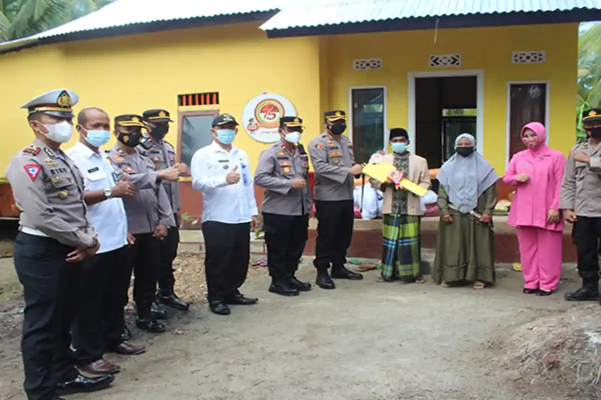 Polres Mempawah Lakukan Bakti Sosial Bedah Rumah Milik Warga Desa Pasir Panjang