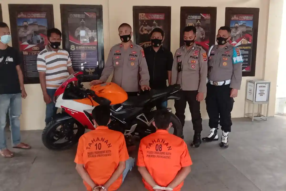 Tadah Motor Curian, Ayah dan Anak Meringkuk di Sel Tahanan Polsek Pringsewu Kota