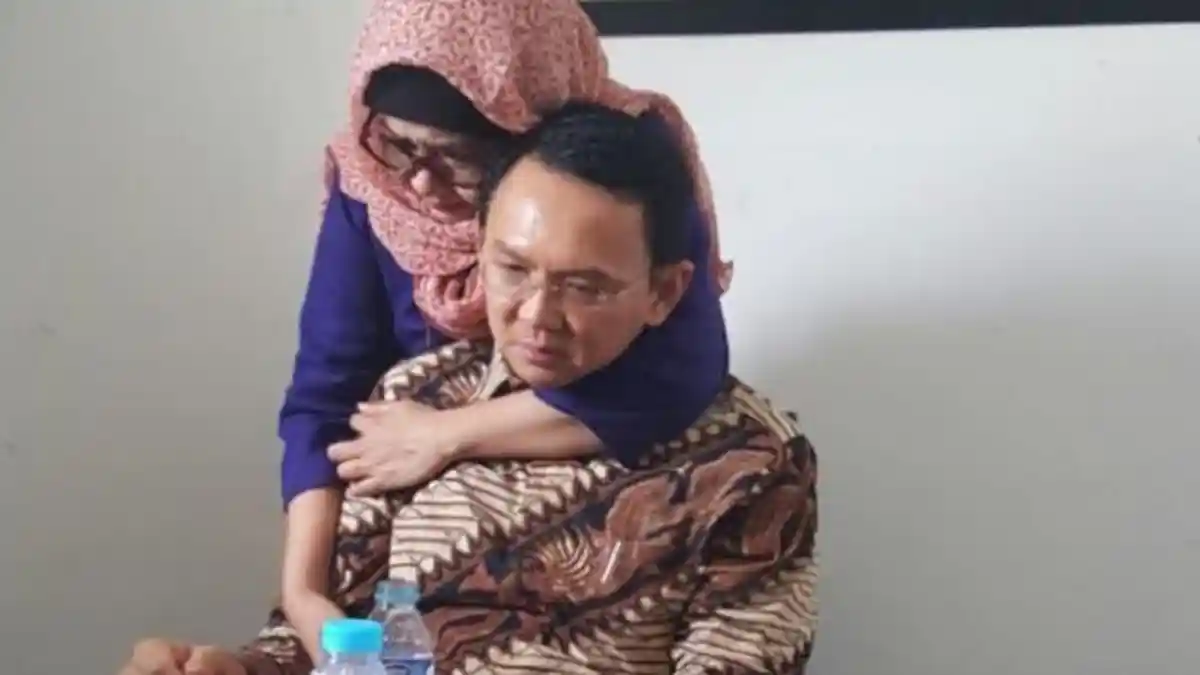 Ini Tanggapan Kakak Angkat Ahok saat Dituduh Pakai Kerudung Palsu