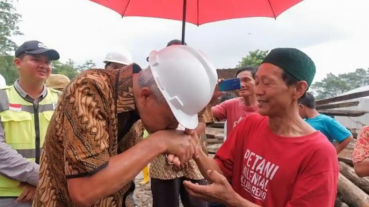 Tinjau Pembangunan Embung Di Kendal, Ganjar Cium Tangan Petani