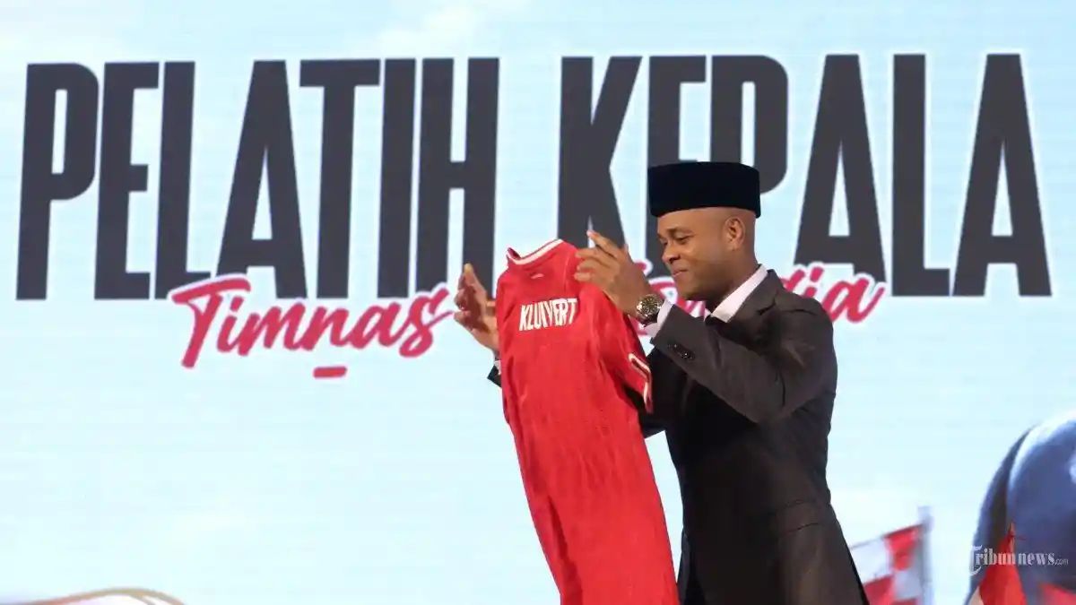 Pelatih Timnas Indonesia Mulai Kerja, Kluivert Tonton Laga Persija hingga Makan Soto Ayam