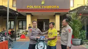 Pengembalian-motor-Bayu-oleh-Iptu-Sudrajat-Djumantara.jpg