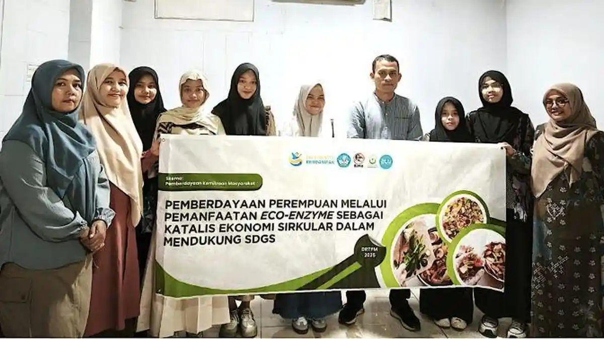 Dosen Unimal Ajari Emak-emak Olah Sampah Rumah Tangga Jadi Pupuk Ramah Lingkungan
