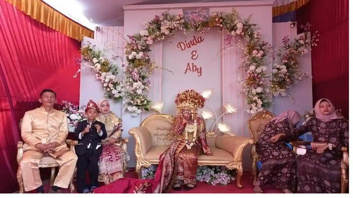 Fakta Pernikahan Dinda (16) Duduk Sendiri di Pelaminan, Suami Merajuk Motor Kesayangan Digadai