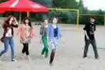 Gadis gadis Polandia Nikmati Senja Di Sungai Vistula