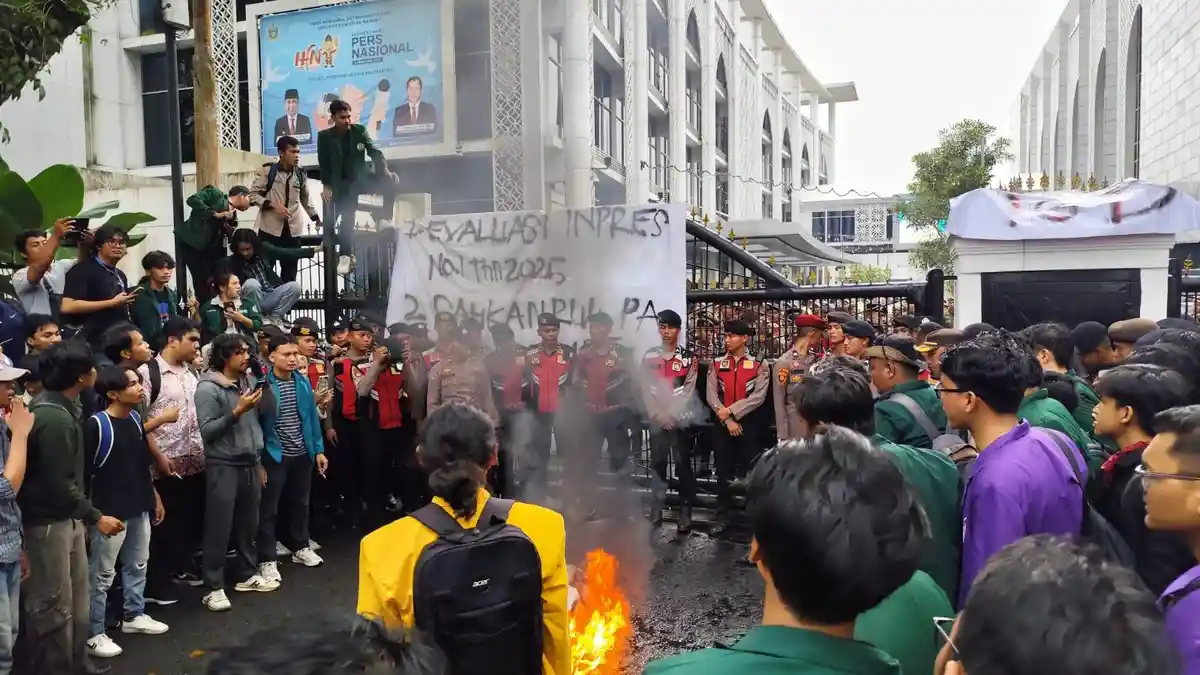 Lagu Sukatani Bayar Bayar Polisi Menggema saat Mahasiswa Sumut Demo ke DPRD